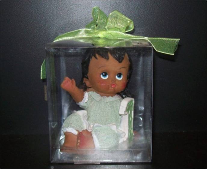 CAJA CON BEBE NIÑA DE UN AÑO DE POLICERINA